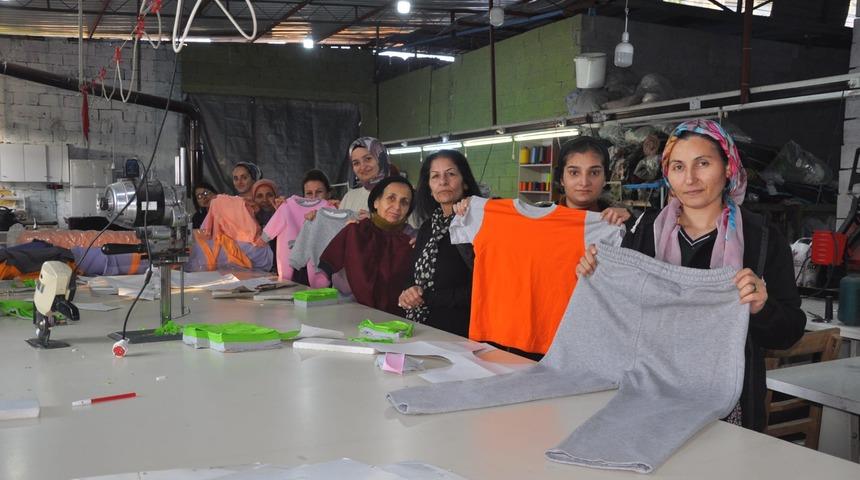 Mersin'de gönüllü kadınlar depremzedeler için kıyafet dikiyor