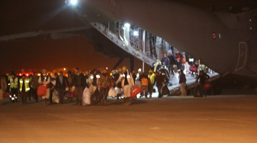 Kazma ve küreklerle deprem bölgesine koşmuşlardı! Zonguldaklı madenciler havalimanında böyle karşılandı: Kahramanlar hoş geldiniz