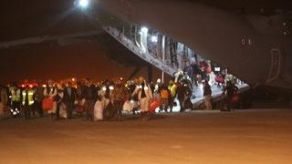 Kazma ve küreklerle deprem bölgesine koşmuşlardı! Zonguldaklı madenciler havalimanında böyle karşılandı: Kahramanlar hoş geldiniz