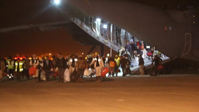 Kazma ve küreklerle deprem bölgesine koşmuşlardı! Zonguldaklı madenciler havalimanında böyle karşılandı: Kahramanlar hoş geldiniz