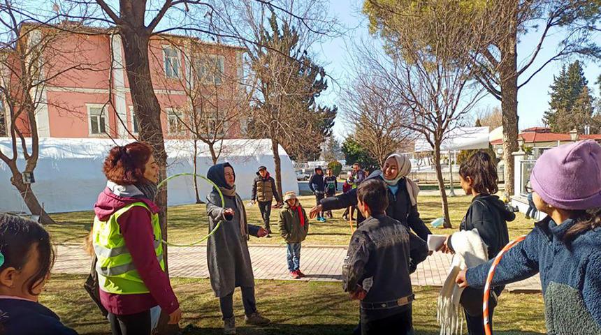 STK'lerin deprem bölgesindeki çalışmaları sürüyor