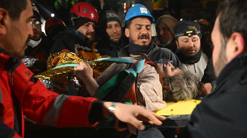 Adıyaman'da 77 yaşındaki kadın enkaz altından 212 saat sonra kurtarıldı