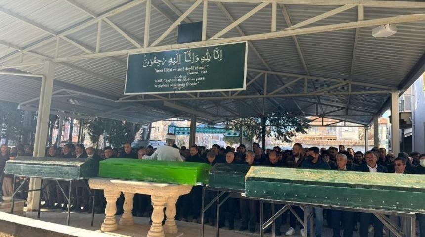 Depremde enkaz altında kalan anne ve 3 çocuğu Burdur’da toprağa verildi