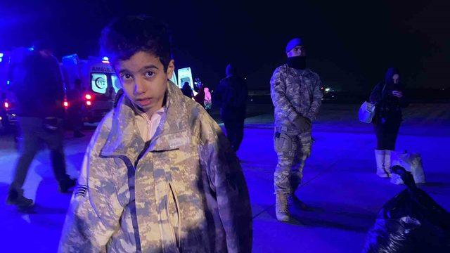 Adana’dan askeri kargo uçağıyla 30 yaralı depremzede İstanbul’a getirildi