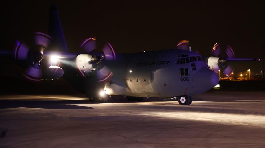 Depremlerde yaralanan 30 kişi TSK'nın kargo uçağıyla İstanbul'a getirildi