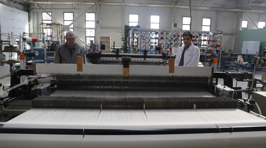 Tekirdağ'da lise öğrencileri, depremzedeler için bere, çorap ve battaniye üretiyor