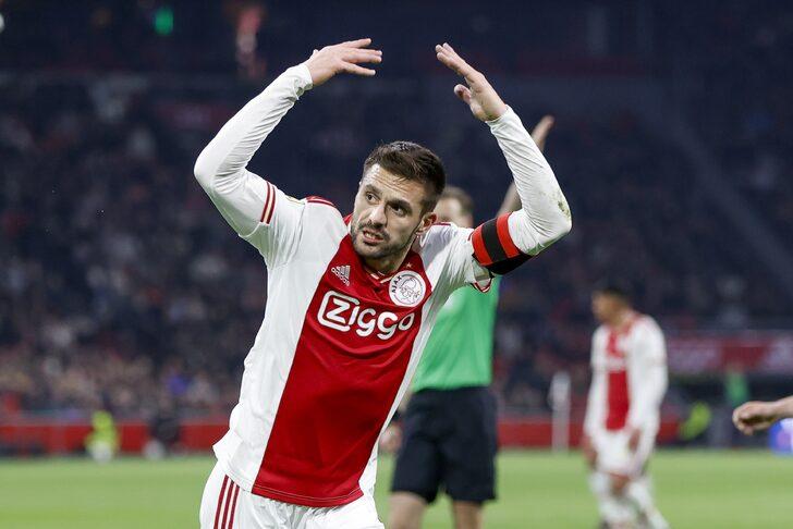 Wesley Sneijder'den açıklama geldi! Sırp oyuncu depremzedeler için hazırlanan Türk bayraklı pazubandını takmayı reddetti G1