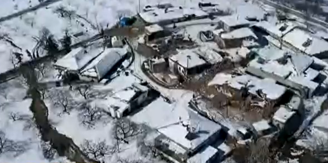 Deprem sonrasında dehşete d&uuml;ş&uuml;ren g&ouml;r&uuml;nt&uuml;! 16 kilometrelik dev yarık k&ouml;y&uuml; ikiye b&ouml;ld&uuml;... Evler 2 metre aşağıya indi