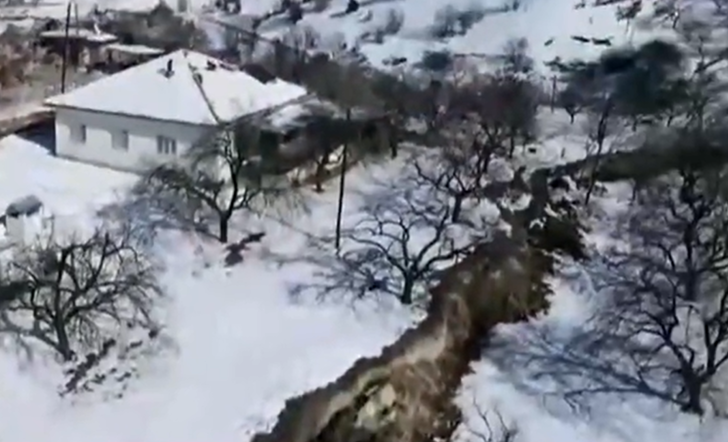 Deprem sonrasında dehşete düşüren görüntü! 16 kilometrelik dev yarık köyü ikiye böldü... Evler 2 metre aşağıya indi G1