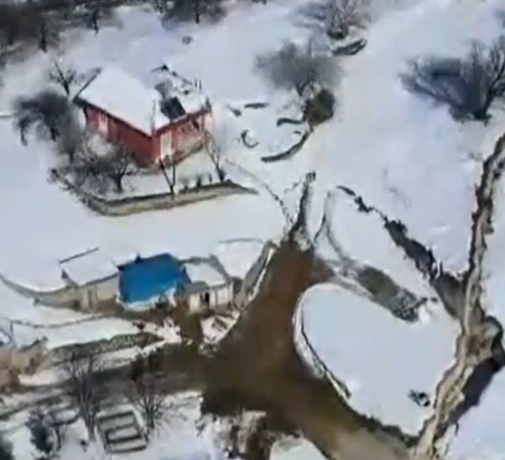 Deprem sonrasında dehşete düşüren görüntü! 16 kilometrelik dev yarık köyü ikiye böldü... Evler 2 metre aşağıya indi G2