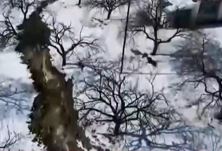 Deprem sonrasında dehşete düşüren görüntü! 16 kilometrelik dev yarık köyü ikiye böldü... Evler 2 metre aşağıya indi G3