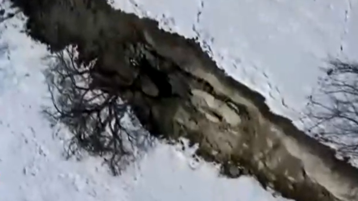 Deprem sonrasında dehşete düşüren görüntü! 16 kilometrelik dev yarık köyü ikiye böldü... Evler 2 metre aşağıya indi G4