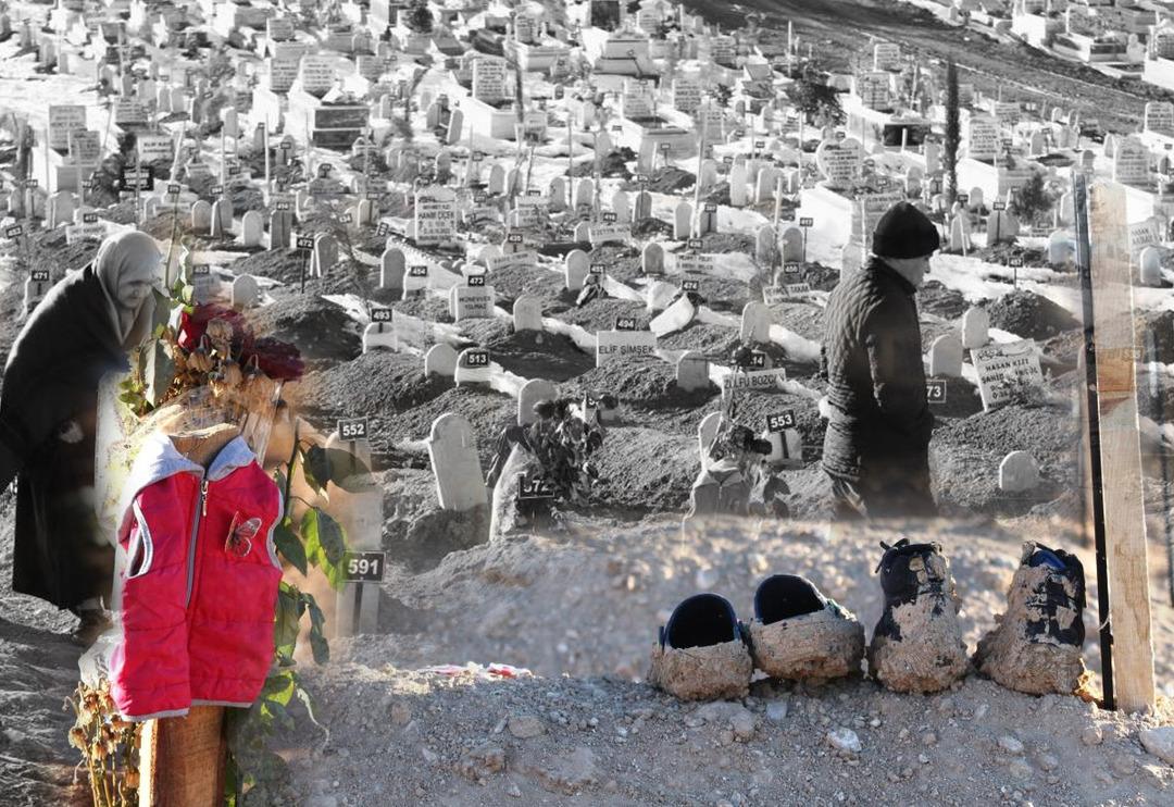 Bu acının tarifi yok! Mezarların taşlarına asılanlar y&uuml;rekleri dağladı