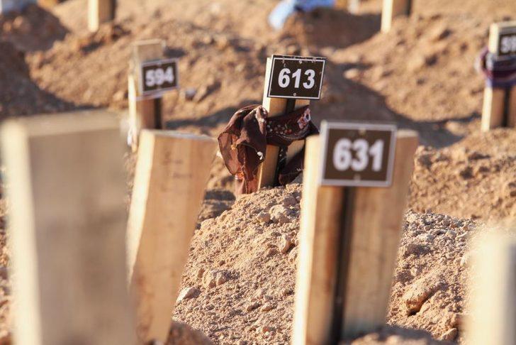 Bu acının tarifi yok! Mezarların taşlarına asılanlar yürekleri dağladı G4