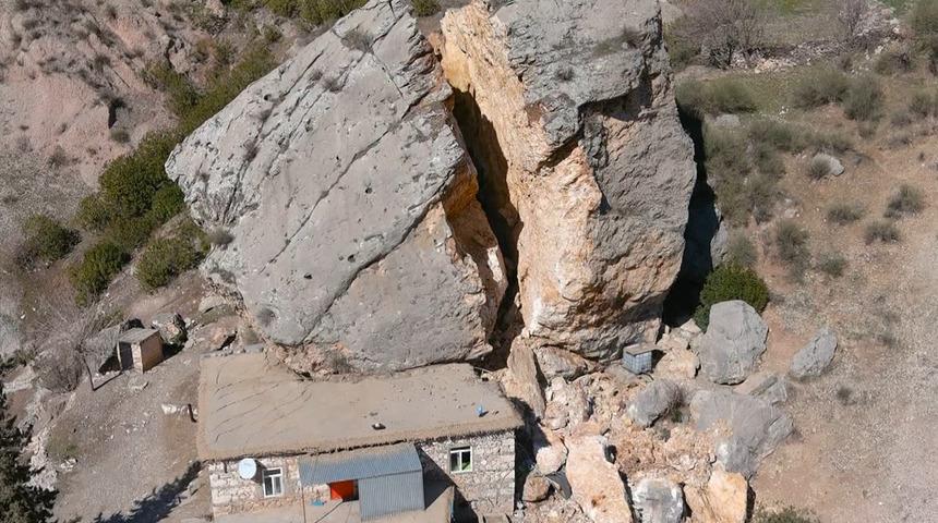 Üzerlerine dev kayalar yağdı, köyde insan kalmadı! Panik içinde kaçtılar: "Bir deprem daha olsa komple üzerimize gelecek"