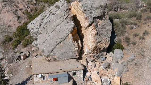 Üzerlerine dev kayalar yağdı, köyde insan kalmadı! Panik içinde kaçtılar: Bir deprem daha olsa komple üzerimize gelecek