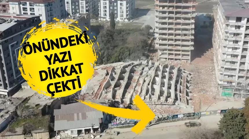 İnşaat halindeyken çökmüş! Binanın önündeki 'Depreme dayanıklı' ibaresinin olduğu reklam tabelası dikkat çekti