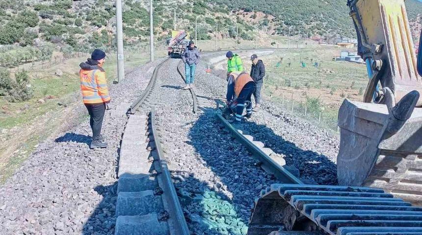 TCDD deprem bölgesinde hasar gören tren raylarını onarım çalışmalarını tamamlıyor