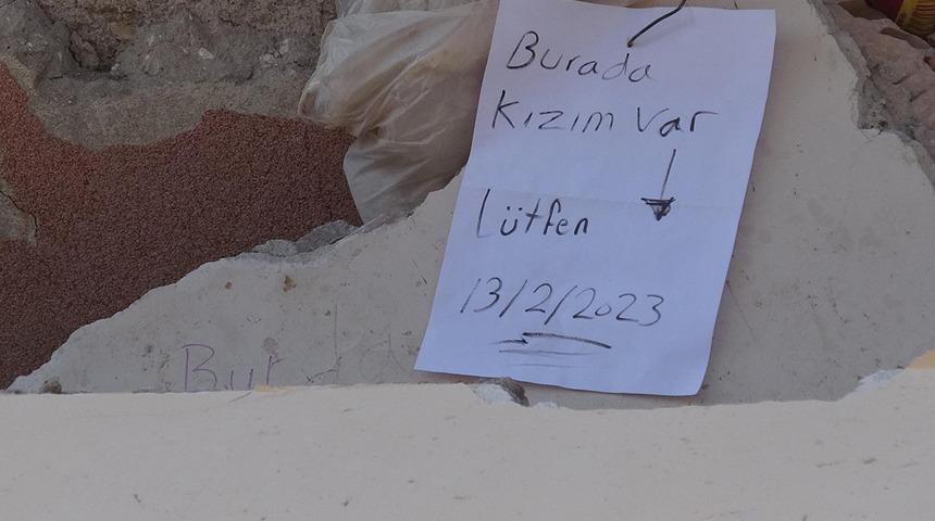 Depremin yerle bir ettiği Hatay'da kahreden not! 'Burada kızım var'