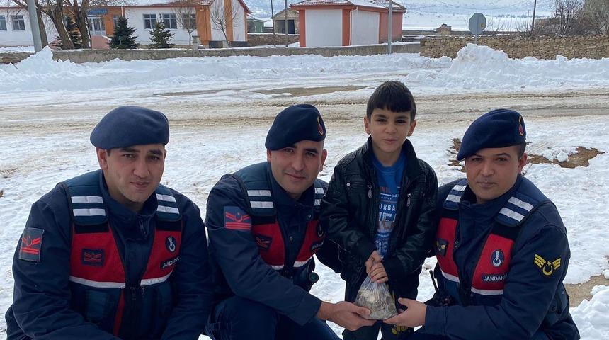 Televizyonda izleyince... Jandarmayı durdurup elindeki poşeti uzattı! Küçük çocuk herkesi duygulandırdı