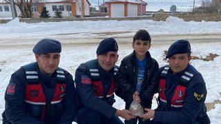 Televizyonda izleyince... Jandarmayı durdurup elindeki poşeti uzattı! Küçük çocuk herkesi duygulandırdı