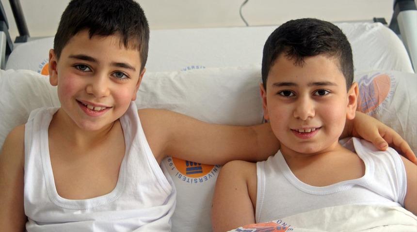 "Bizi 'cik cik' sesiyle uyandırdı" 33 saat sonra enkazdan kurtarılan küçük kardeşler anlattı 'Delik o kadar kocamandı ki...'