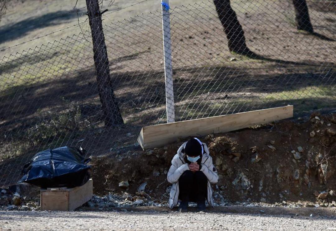 Kahramanmaraş'taki depremlerin ardından T&uuml;rkiye'yi ağlatan fotoğraf! 'Yavruma ulaşıncaya kadar 15 kişiyi &ccedil;ıkarttık'