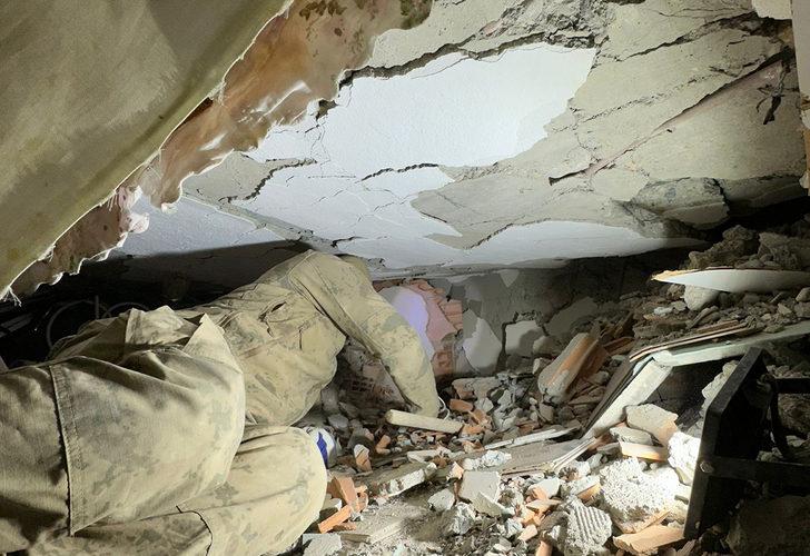 Ad�yaman'da enkaz alt�ndaki 13 ya��ndaki Esma'dan kahreden s�zler! 'Aya��m� kesin'