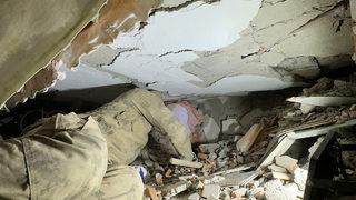 Adıyaman'da enkaz altındaki 13 yaşındaki Esma'dan kahreden sözler! 'Ayağımı kesin'