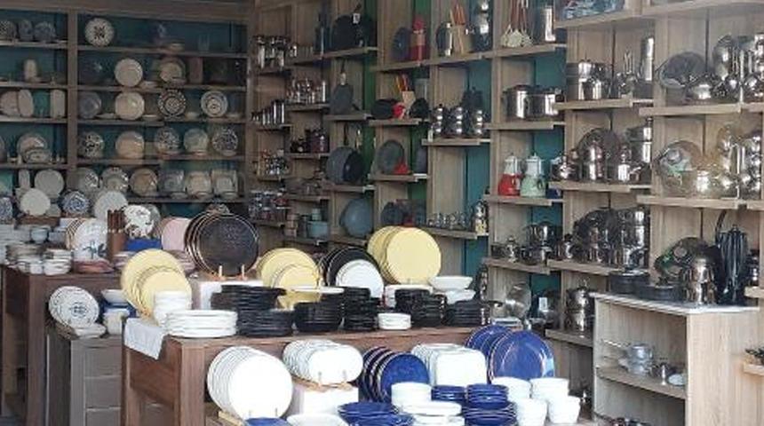 Bir garip olay! Deprem anında mağazadaki porselenler yerinden bile oynamadı