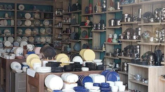 Bir garip olay! Deprem anında mağazadaki porselenler yerinden bile oynamadı