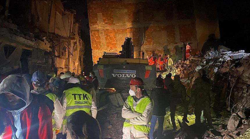 Ekipler ses duydu! Hatay'daki Uğur apartmanında yeni mucize umudu