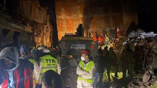 Ekipler ses duydu! Hatay'daki Uğur apartmanında yeni mucize umudu