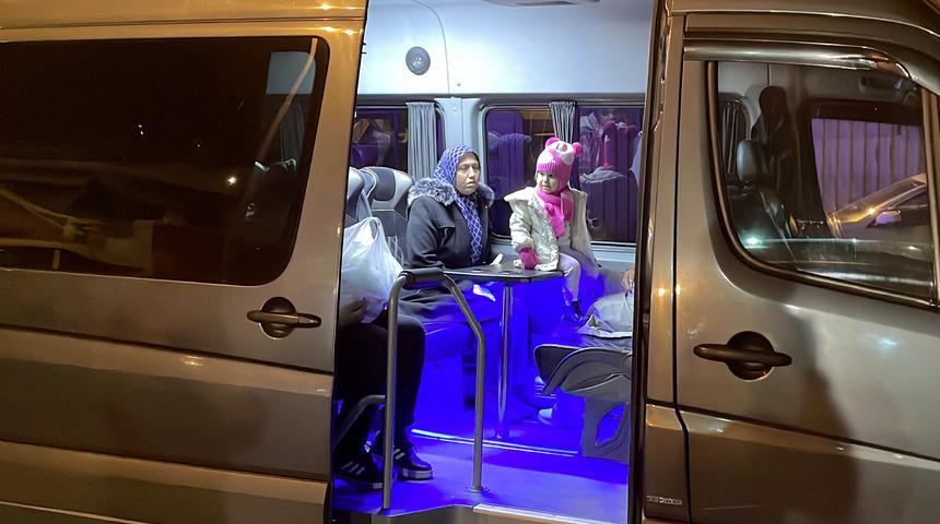 Hatay'dan 65 depremzede gemiyle İstanbul'a getirildi