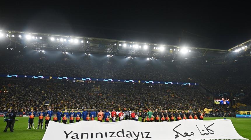 Şampiyonlar Ligi’nde depremzedeler unutulmadı! Maç öncesi 'Yanınızdayız' pankartı açıldı