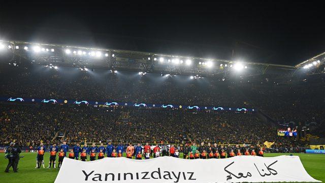 Şampiyonlar Ligi’nde depremzedeler unutulmadı! Maç öncesi 'Yanınızdayız' pankartı açıldı