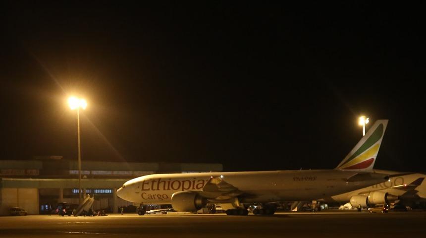 Meksika'dan gönderilen 100 ton insani yardım malzemesi Adana'ya ulaştı