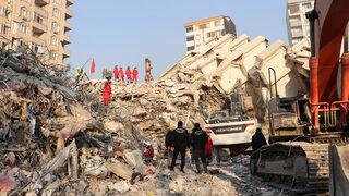 Depremin en acı simgesi Ebrar Sitesi... 12 bloktan 8’i yerle bir oldu! Kolanlardan alınan parçalar un ufak dağılıyor, müteahhit ise kayıp!