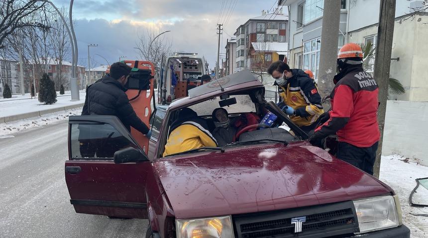 Bolu'da elektrik direğine çarpan otomobilde sıkışan sürücü yaralandı