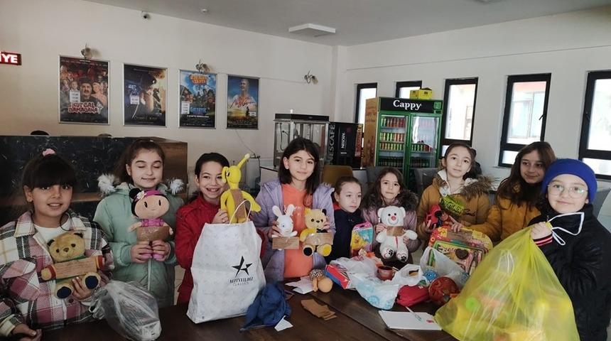 Simav’da ortaokul öğrencilerinden depremzede çocuklara oyuncak