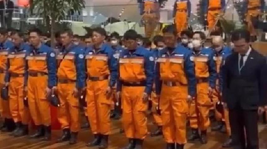 Japon kurtarma ekibinden depremde ölenler için saygı duruşu! Tüyleri diken diken eden anlar