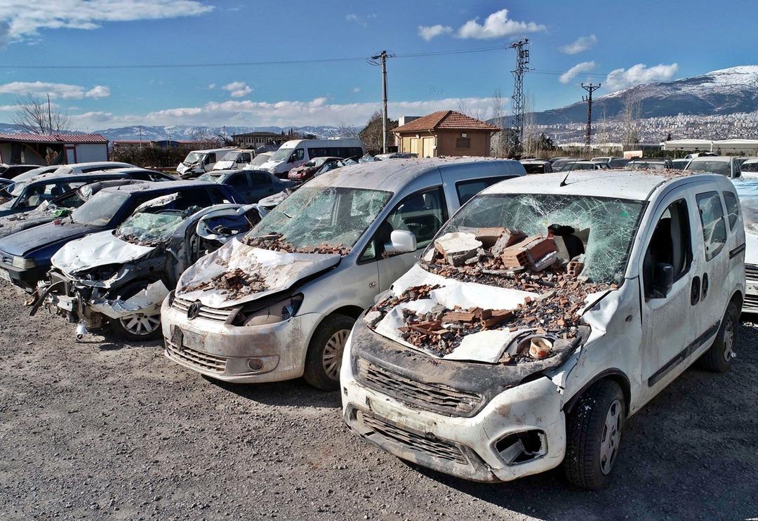 Deprem &lsquo;eski yeni&rsquo; demedi! Hepsi bu hale geldi: Binlercesi otoparka &ccedil;ekildi&hellip; Bulunamayan ara&ccedil;lar i&ccedil;in &lsquo;hırsızlık teminatı&rsquo; devrede