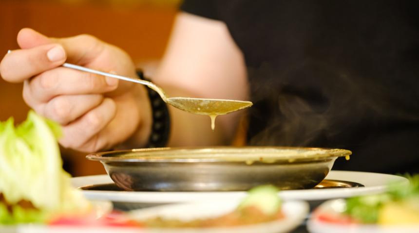 Ayvalı mercimek çorbası nasıl yapılır? Zuhal Topal'la Yemekteyiz ayvalı mercimek çorbası malzemeleri ve tarifi!