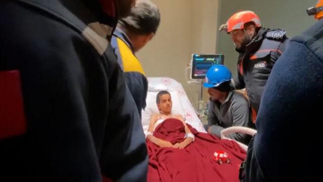 Depremin 207'nci saatinde enkazdan kurtarılan Berat, kendisini kurtaran ekipten kuru fasulye istedi