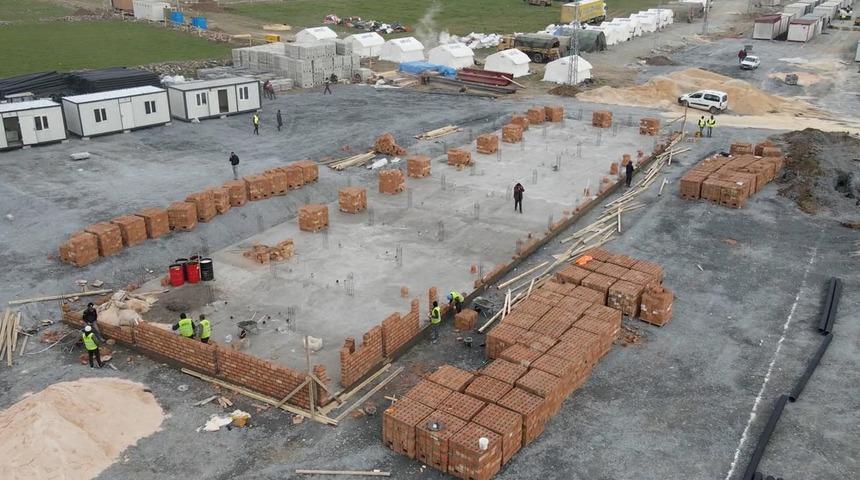 Deprem bölgesi Gaziantep'in Nurdağı ve İslahiye ilçelerine geçici barınma alanları kuruluyor