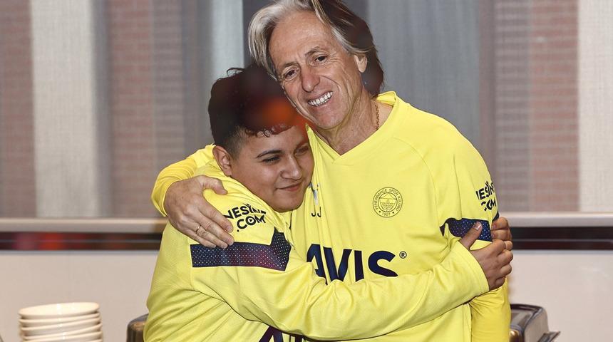 Depremzede Mehmet Akif Ağaç, Jorge Jesus ve futbolcularla buluştu