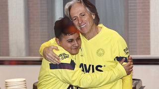 Depremzede Mehmet Akif Ağaç, Jorge Jesus ve futbolcularla buluştu