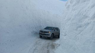 Hakkari'de yer yer 5 metre karın bulunduğu üs bölgesinin yolu açıldı