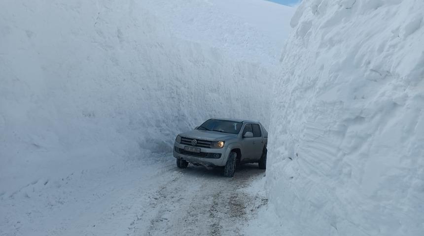 Hakkari'de yer yer 5 metre karın bulunduğu üs bölgesinin yolu açıldı