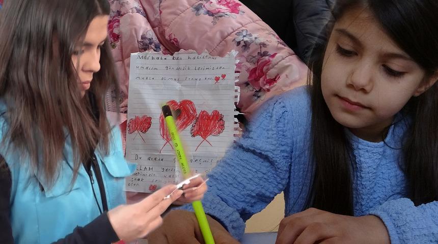 9 yaşındaki Hatice Nur o notu herkesten habersiz yazmış: "Yazarken, ben de duygulandım"